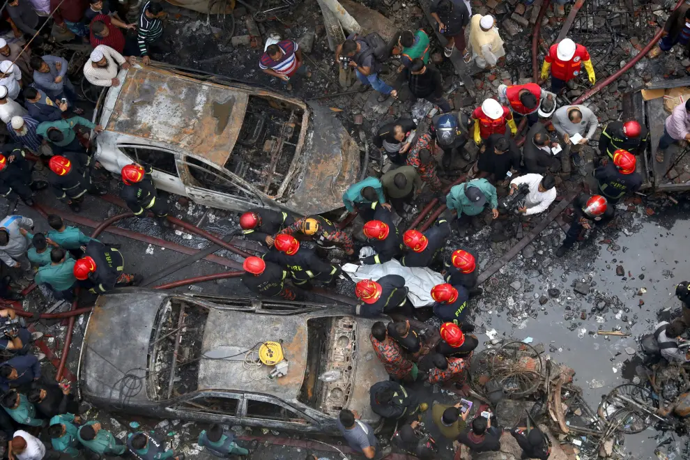 Mueren 70 personas en el incendio de una zona residencial en Daca