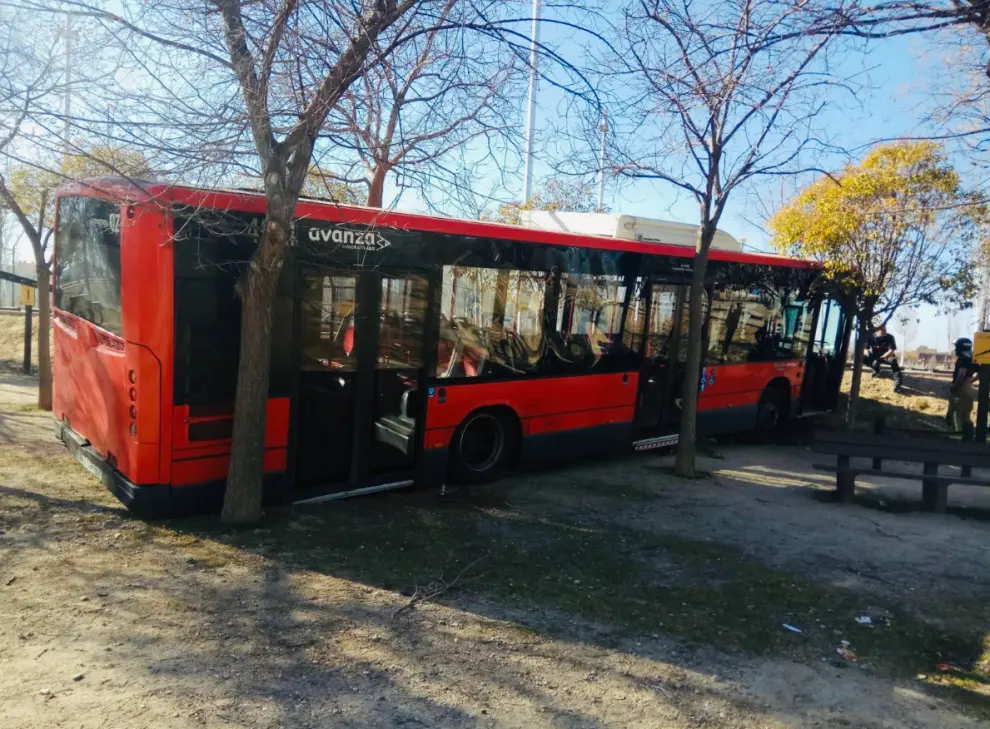 Un autobús pierde el control y atraviesa el parque de Valdespartera