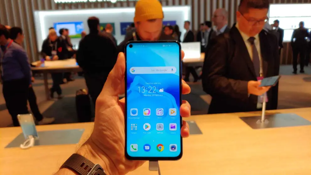 Huawei también tiene un móvil de pantalla agujerada
