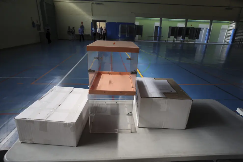 Preparativos para las elecciones Autonomicas y Municipales del 24 de mayo en el Colegio Sancho Ramirez de Huesca /Foto Rafael Gobantes / 23-5-15