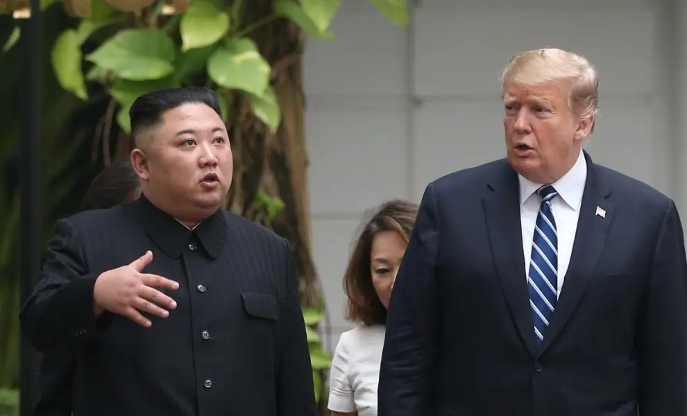North Korea's leader Kim Jong Un and U.S. President Donald Trump talk in the garden of the Metropole hotel during the second North Korea-U.S. summit in Hanoi, Vietnam February 28, 2019. REUTERS/Leah Millis [[[REUTERS VOCENTO]]] NORTHKOREA-USA/