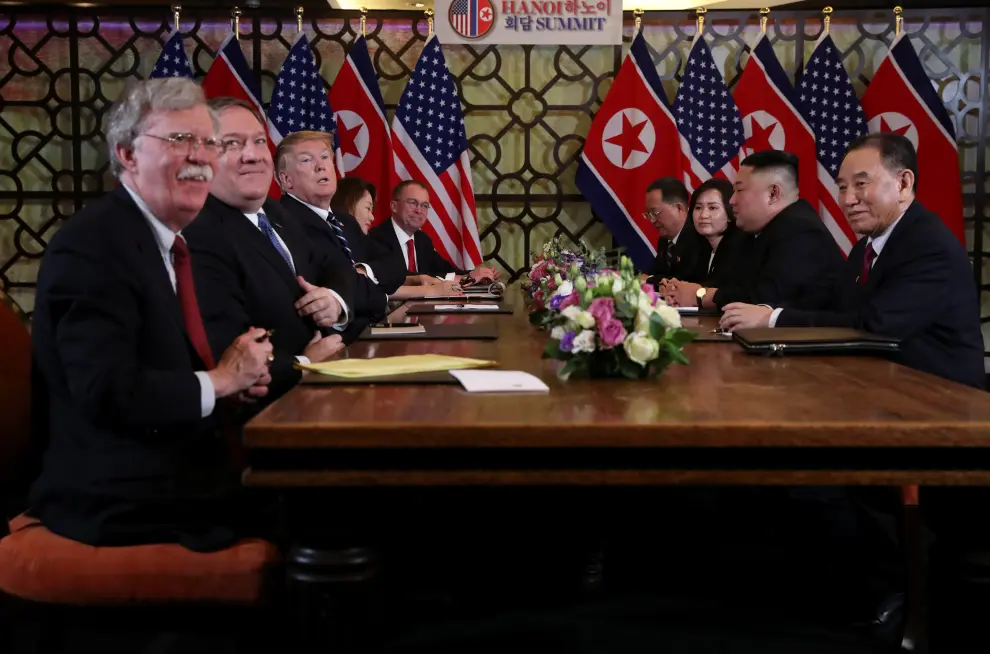 North Korea's leader Kim Jong Un and U.S. President Donald Trump interact in the garden of the Metropole hotel during the second North Korea-U.S. summit in Hanoi, Vietnam February 28, 2019. REUTERS/Leah Millis [[[REUTERS VOCENTO]]] NORTHKOREA-USA/