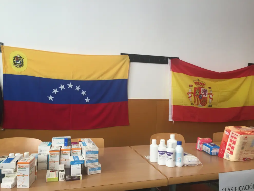 La comunidad venezolana recoge medicinas en Zaragoza para enviarlas a su país