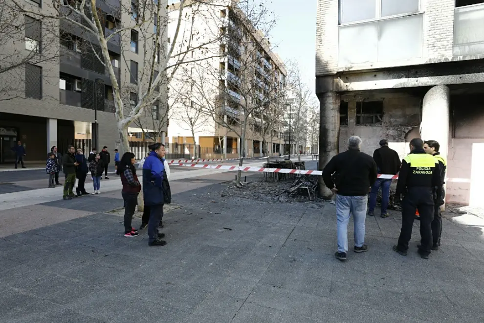 El incendio de una moto causa daños en un bar y una vivienda en el Arrabal de Zaragoza.