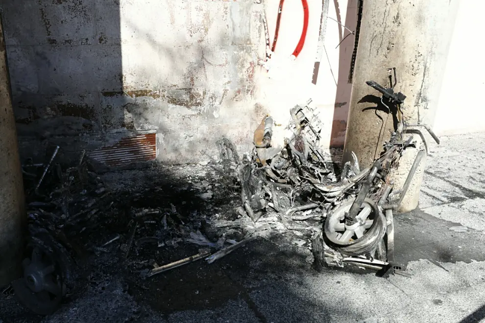 El incendio de una moto causa daños en un bar y una vivienda en el Arrabal de Zaragoza.