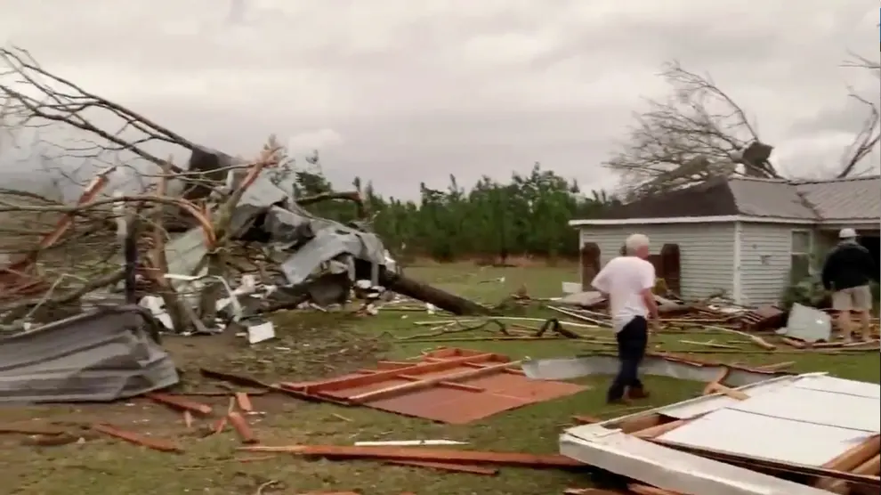Debris and a damaged house seen following a tornado in Beauregard, Alabama, U.S. in this March 3, 2019 still image obtained from social media video. SCOTT FILLMER /via REUTERS ATTENTION EDITORS - THIS IMAGE HAS BEEN SUPPLIED BY A THIRD PARTY. MANDATORY CREDIT. NO RESALES. NO ARCHIVES. MUST CREDIT SCOTT FILLMER. TV MUST ON SCREEN COURTESY SCOTT FILLMER. [[[REUTERS VOCENTO]]]