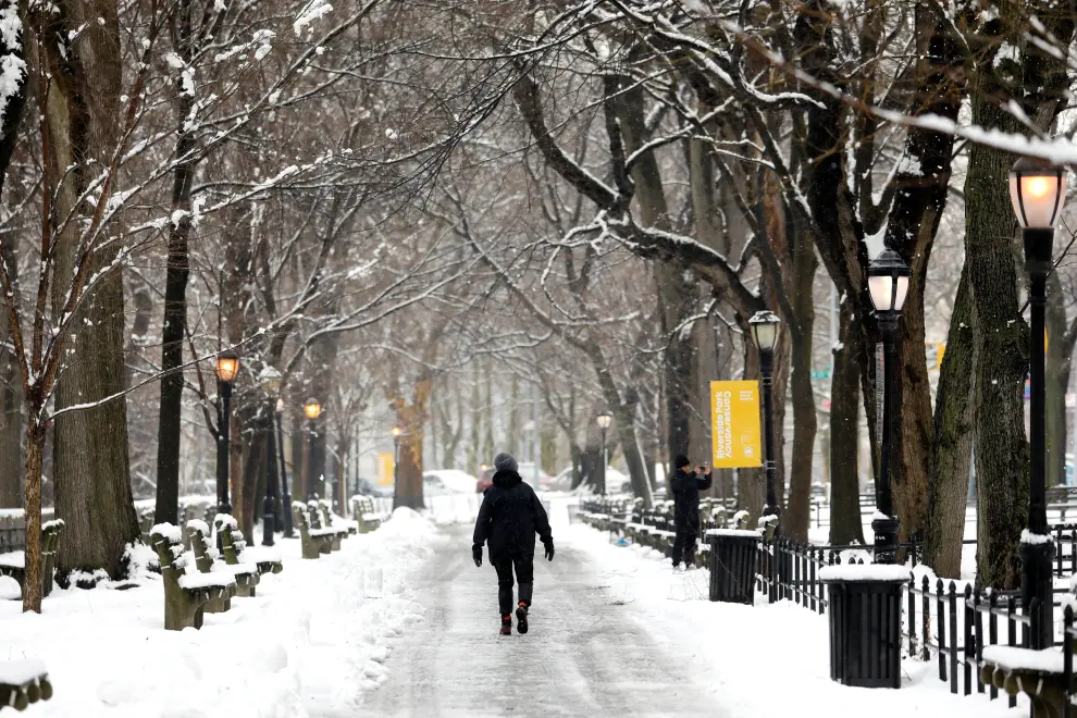 A woman walks in Riverside Park during a snow storm in upper Manhattan in New York City, New York, March 4, 2019. REUTERS/Mike Segar [[[REUTERS VOCENTO]]] USA-WEATHER/