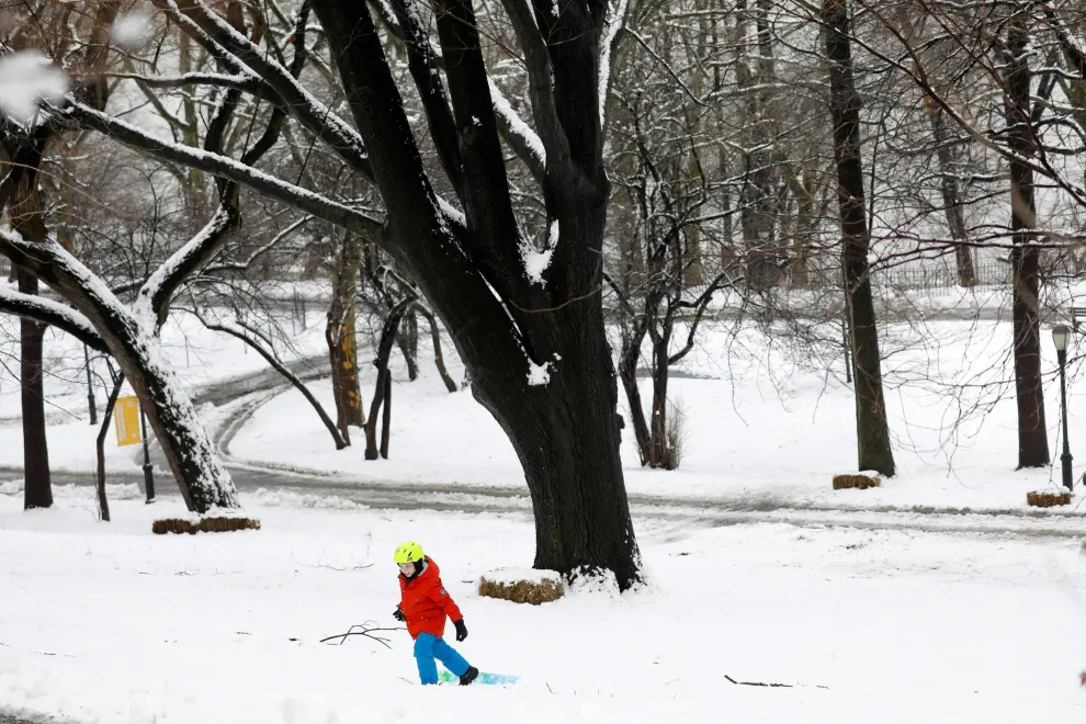 A boy pulls a sled during a winter storm in Riverside Park in upper Manhattan in New York City, New York, March 4, 2019. REUTERS/Mike Segar [[[REUTERS VOCENTO]]] USA-WEATHER/