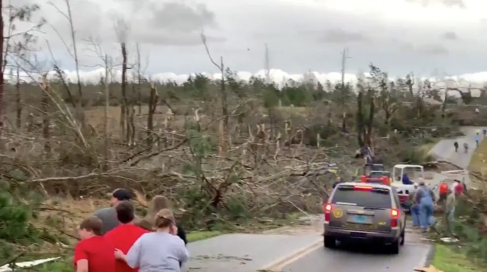 People clear fallen trees and debris on a road following a tornado in Beauregard, Alabama, U.S. in this March 3, 2019 still image obtained from social media video. SCOTT FILLMER /via REUTERS ATTENTION EDITORS - THIS IMAGE HAS BEEN SUPPLIED BY A THIRD PARTY. MANDATORY CREDIT. NO RESALES. NO ARCHIVES. MUST CREDIT SCOTT FILLMER. TV MUST ON SCREEN COURTESY SCOTT FILLMER. [[[REUTERS VOCENTO]]]