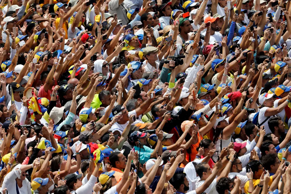 Supporters of the Venezuelan opposition leader Juan Guaido, who many nations have recognized as the country's rightful interim ruler, take part in a rally against Venezuelan President Nicolas Maduro's government in Caracas, Venezuela, March 4, 2019. REUTERS/Manaure Quintero NO RESALES. NO ARCHIVES. [[[REUTERS VOCENTO]]] VENEZUELA-POLITICS/