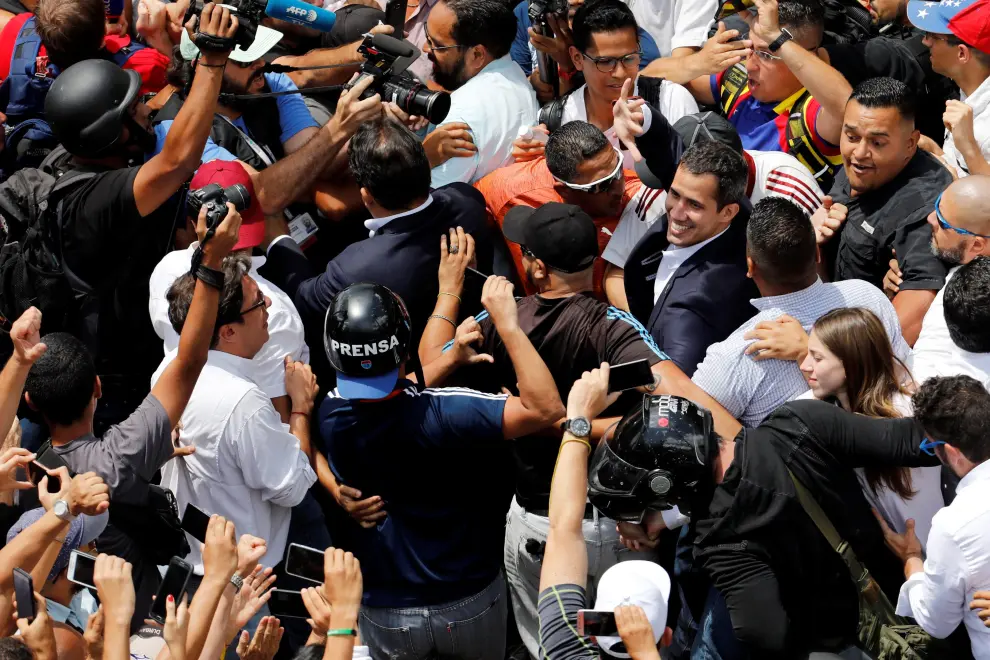 Venezuelan opposition leader Juan Guaido, who many nations have recognized as the country's rightful interim ruler, greets supporters during a rally against Venezuelan President Nicolas Maduro's government in Caracas, Venezuela March 4, 2019. REUTERS/Manaure Quintero NO RESALES. NO ARCHIVES. [[[REUTERS VOCENTO]]] VENEZUELA-POLITICS/