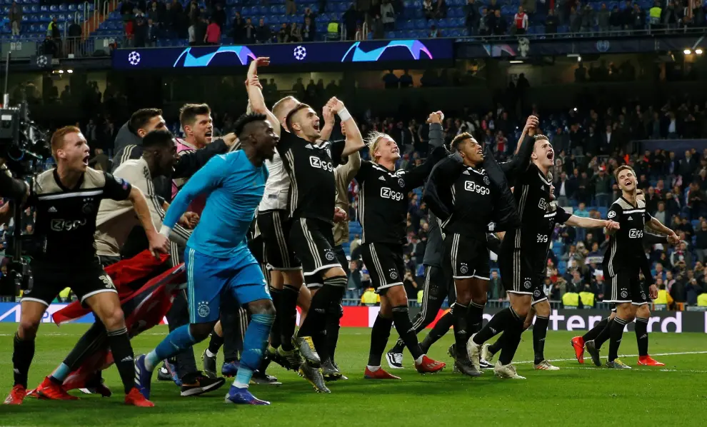 Soccer Football - Champions League - Round of 16 Second Leg - Real Madrid v Ajax Amsterdam - Santiago Bernabeu, Madrid, Spain - March 5, 2019  Ajax's Daley Blind and Matthijs de Ligt celebrate at the end of the match   REUTERS/Susana Vera [[[REUTERS VOCENTO]]] SOCCER-CHAMPIONS-MAD-AJA/