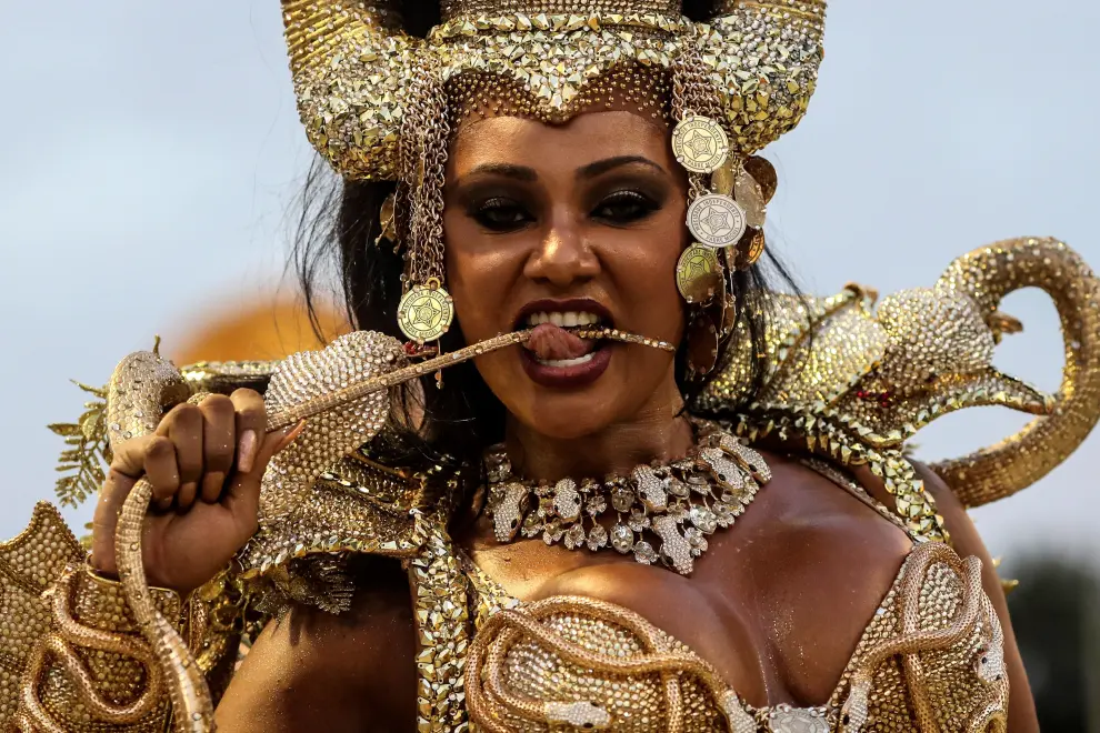 El desfile que realzó negros, indios y mujeres de Brasil gana el Carnaval de Río
