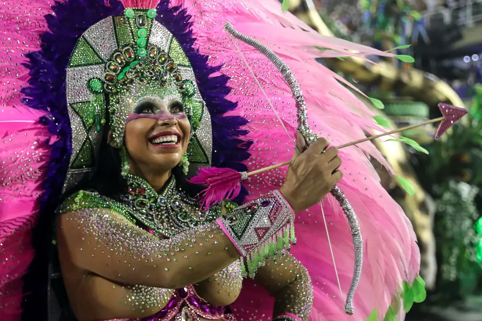 El desfile que realzó negros, indios y mujeres de Brasil gana el Carnaval de Río