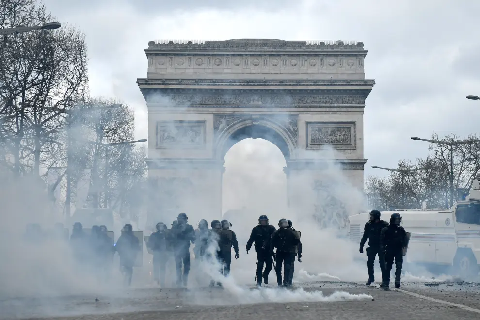 Nuevos disturbios entre policías y 'chalecos amarillos' en París.