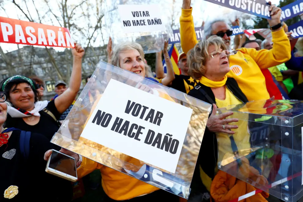 People take part in a rally of Catalan separatist organisations to demonstrate against the trial of Catalan leaders and call for self-determination rights, in Madrid, Spain March 16, 2019. Banner reads "Self-determination is not a crime, democracy is to decide". REUTERS/Juan Medina [[[REUTERS VOCENTO]]] SPAIN-POLITICS/CATALONIA