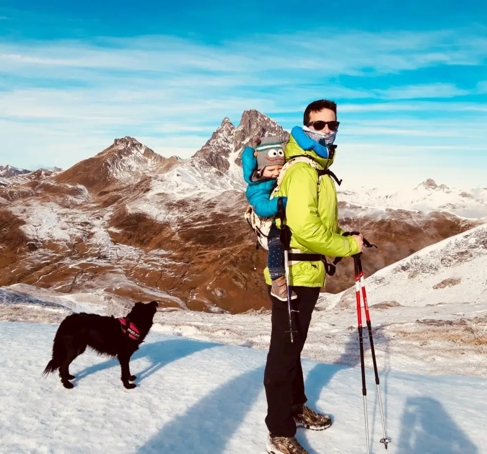 Un papá de excursión con su hijo en el Pirineo.