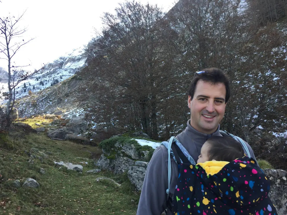 Luis, un papá zaragozano, con su pequeño Héctor en el Pirineo.