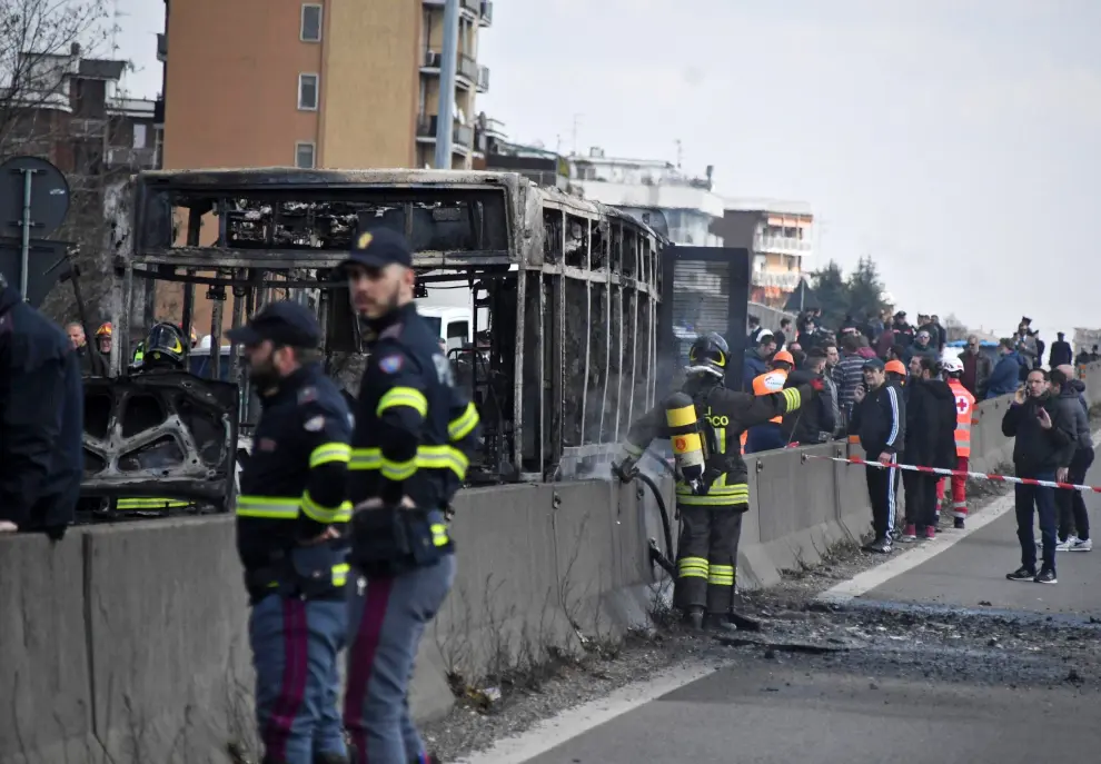 Un hombre senegalés prende fuego a un autobús escolar en Italia