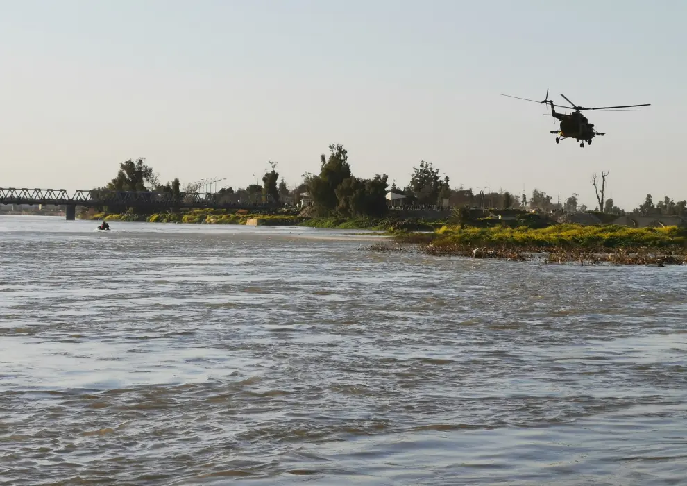 An Iraqi rescue helicopter searches for survivors at the site where an overloaded ferry sank in the Tigris river near Mosul in Iraq, March, 21,2019. REUTERS/Stringer NO RESALES. NO ARCHIVES. [[[REUTERS VOCENTO]]] IRAQ-FERRY/