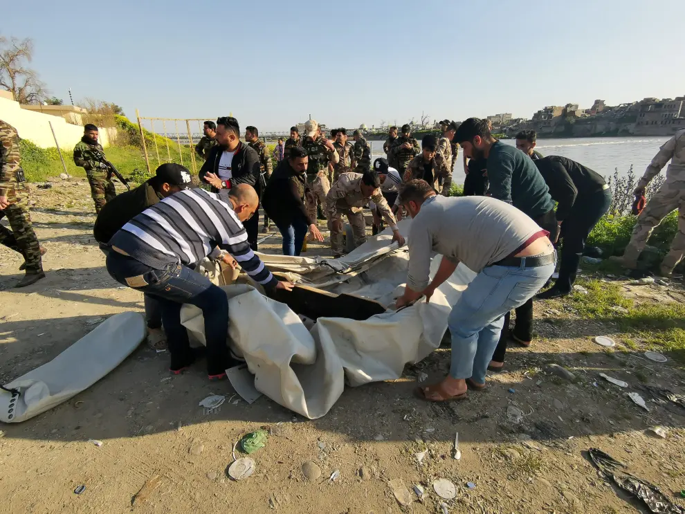 Iraqi rescuers search for survivors over the site where an overloaded ferry sank in the Tigris river near Mosul in Iraq, March, 21,2019. REUTERS/Stringer NO RESALES. NO ARCHIVES. [[[REUTERS VOCENTO]]] IRAQ-FERRY/