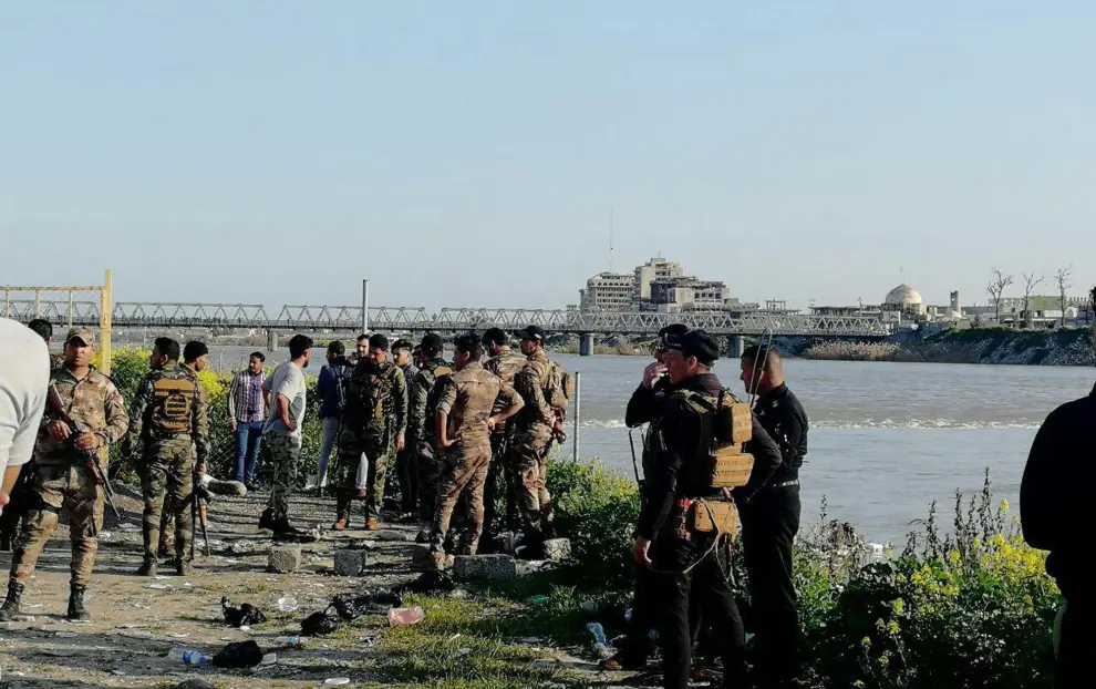 Iraqi rescues are seen near the site where an overloaded ferry sank in the Tigris river near Mosul in Iraq, March, 21,2019. REUTERS/Stringer NO RESALES. NO ARCHIVES. [[[REUTERS VOCENTO]]] IRAQ-FERRY/