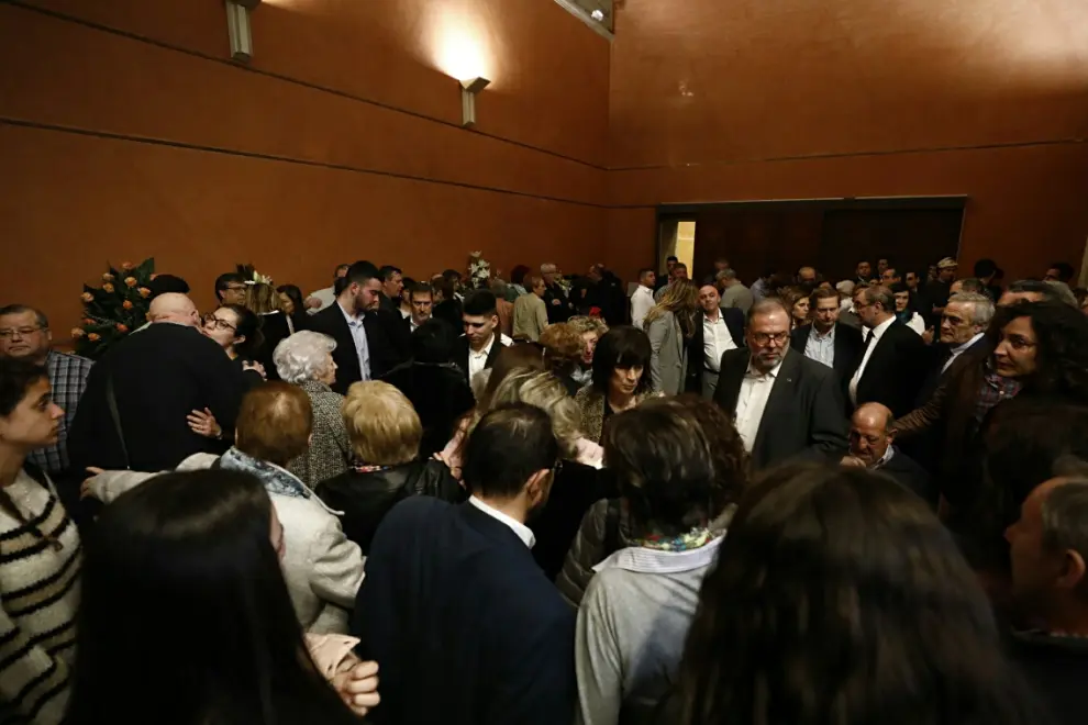 Cientos de personas se han acercado esta tarde hasta la capilla ardiente, en el Palacio de la Aljafería, para arropar a la familia y despedir al parlamentario Chesús Bernal.
