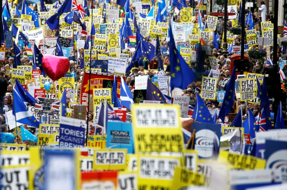 EU supporters, calling on the government to give Britons a vote on the final Brexit deal, participate in the 'People's Vote' march in central London, Britain March 23, 2019. REUTERS/Peter Nicholls [[[REUTERS VOCENTO]]] BRITAIN-EU/MARCH