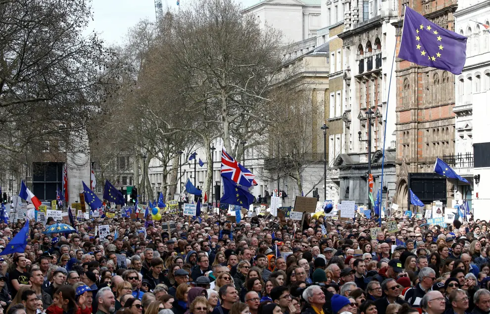 EU supporters, calling on the government to give Britons a vote on the final Brexit deal, participate in the 'People's Vote' march in central London, Britain March 23, 2019. REUTERS/Henry Nicholls [[[REUTERS VOCENTO]]] BRITAIN-EU/MARCH