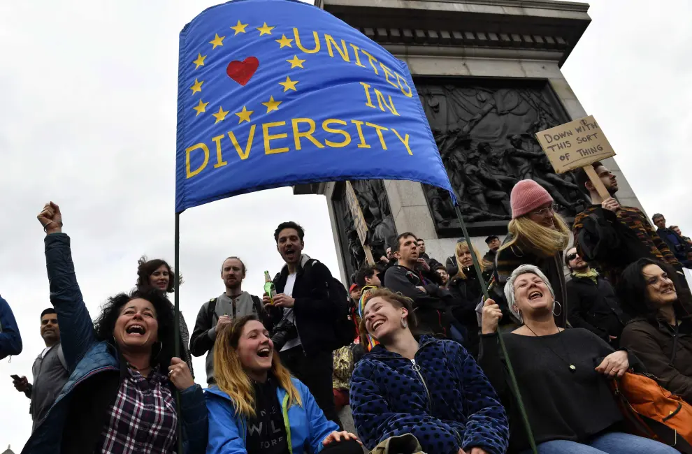 London (United Kingdom), 23/03/2019.- People gather at Trafalgar Square during the 'Put it to the People' march in London, Britain, 23 March 2019. Hundreds of thousands of people take part in the protest calling for a referendum on the final Brexit deal. (Protestas, Reino Unido, Estados Unidos, Londres) EFE/EPA/NEIL HALL Put it to the People march in London