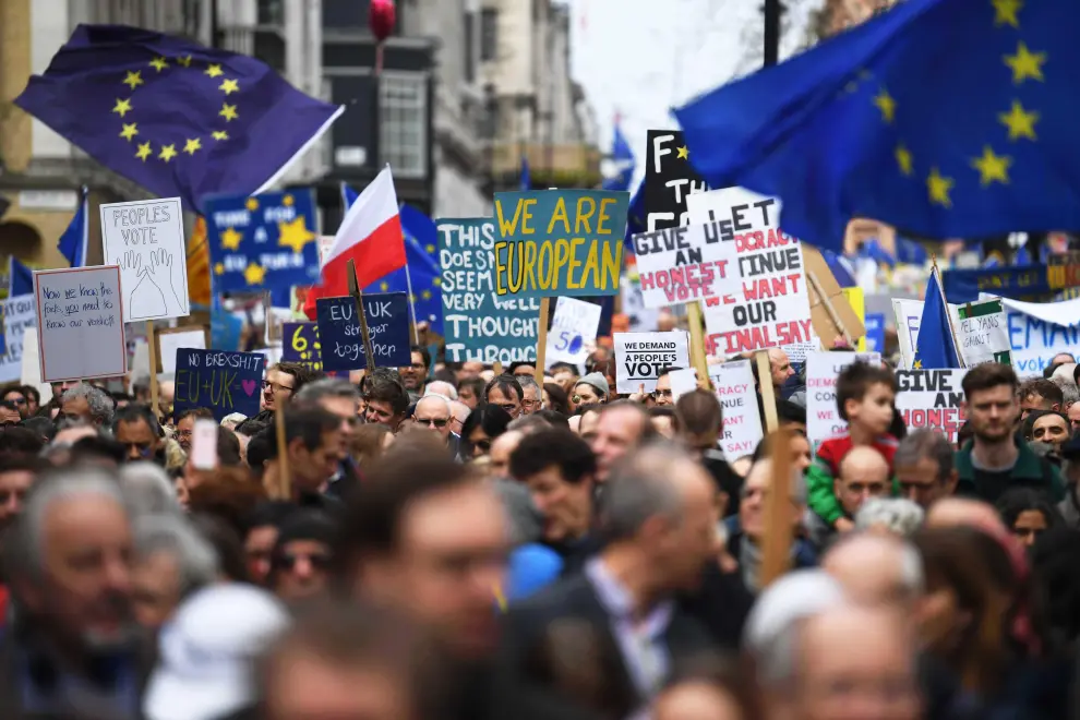 London (United Kingdom), 23/03/2019.- People gather at Trafalgar Square as they attend the 'Put it to the People' march in London, Britain, 23 March 2019. Hundreds of thousands of people take part in the protest calling for a referendum on the final Brexit deal. (Protestas, Reino Unido, Estados Unidos, Londres) EFE/EPA/NEIL HALL Put it to the People march in London