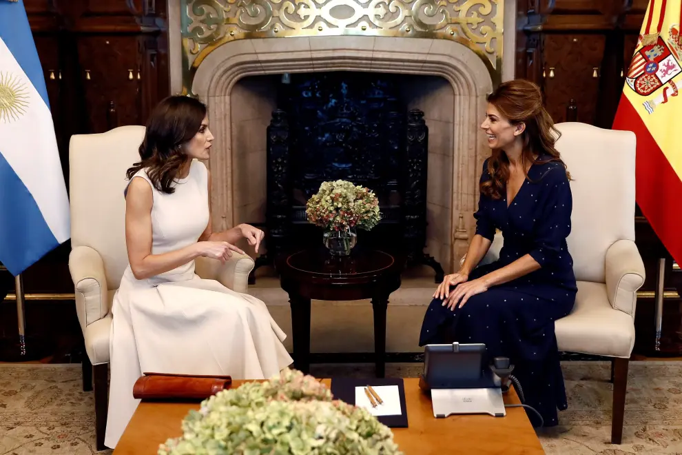 GRAF9834. BUENOS AIRES, 25/03/2019.- La reina Letizia junto a la primera dama de Argentina, Juliana Awada (d), durante el encuentro que mantuvieron hoy en Buenos Aires. EFE/Mariscal ***POOL*** REYES EN ARGENTINA