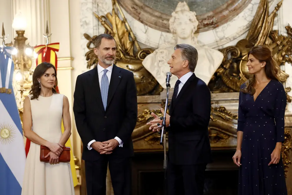 GRAF9834. BUENOS AIRES, 25/03/2019.- La reina Letizia junto a la primera dama de Argentina, Juliana Awada (d), durante el encuentro que mantuvieron hoy en Buenos Aires. EFE/Mariscal ***POOL*** REYES EN ARGENTINA