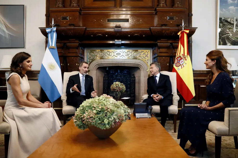 GRAF9862. BUENOS AIRES, 25/03/2019.- El rey Felipe VI y la reina Letizia junto al presidente argentino, Mauricio Macri (2d) y la primera dama, Juliana Awada (d), durante la ceremonia de bienvenida oficial, hoy en Buenos Aires. EFE/Mariscal REYES EN ARGENTINA
