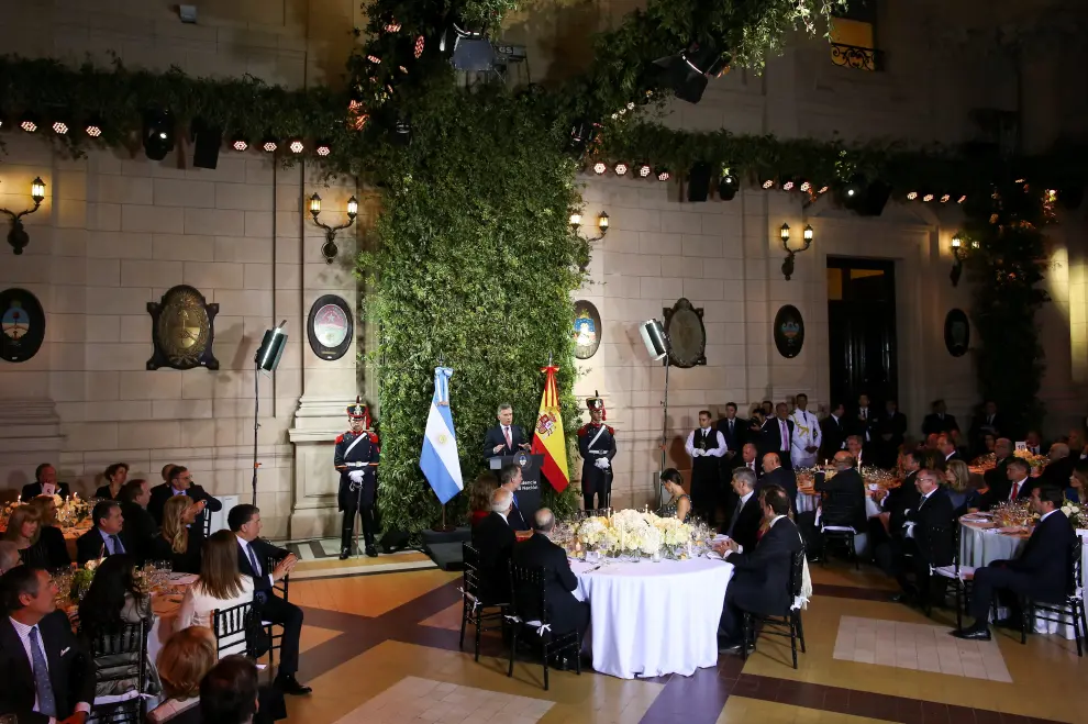 Argentina's President Mauricio Macri gestures as he gives a speech during a state dinner at the Centro Cultural Kirchner, in Buenos Aires, Argentina. March 25, 2019. REUTERS/Agustin Marcarian [[[REUTERS VOCENTO]]] SPAIN-ROYALS/ARGENTINA