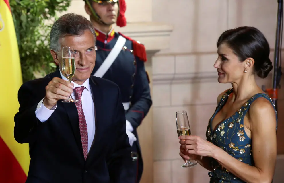 Argentina's President Mauricio Macri toasts with Spain's Queen Letizia and Spain's King Felipe during a state dinner at the Centro Cultural Kirchner, in Buenos Aires, Argentina. March 25, 2019. REUTERS/Agustin Marcarian [[[REUTERS VOCENTO]]] SPAIN-ROYALS/ARGENTINA