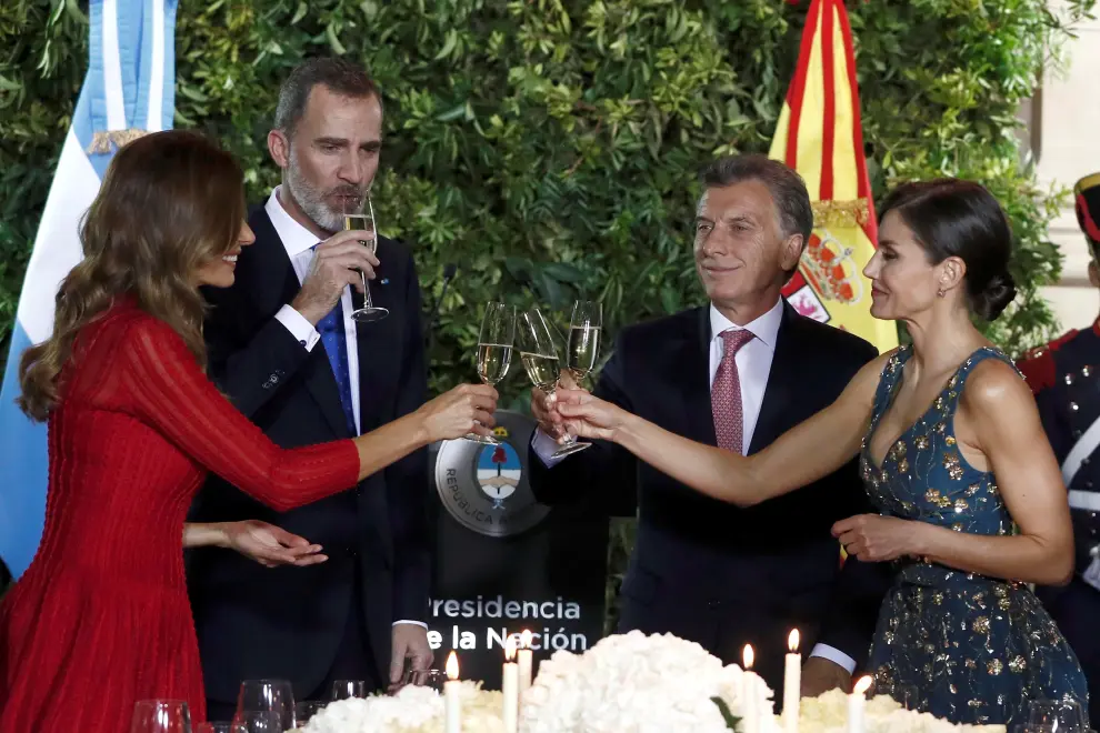 Argentina's President Mauricio Macri toasts with Spain's Queen Letizia during a state dinner at the Centro Cultural Kirchner, in Buenos Aires, Argentina. March 25, 2019. REUTERS/Agustin Marcarian [[[REUTERS VOCENTO]]] SPAIN-ROYALS/ARGENTINA