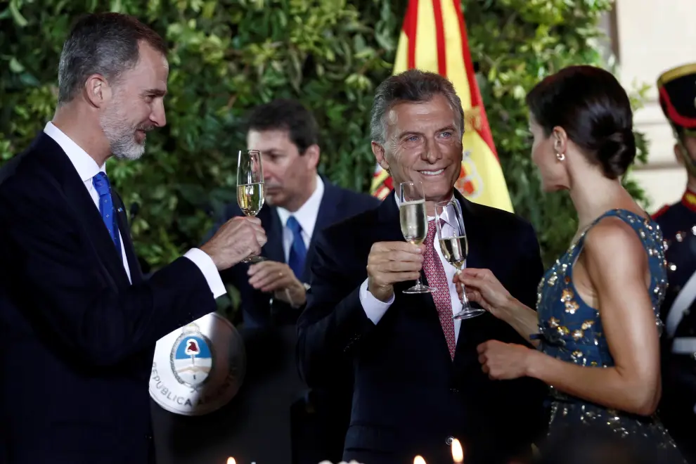 Argentina's President Mauricio Macri toasts with Spain's Queen Letizia during a state dinner at the Centro Cultural Kirchner, in Buenos Aires, Argentina. March 25, 2019. REUTERS/Agustin Marcarian [[[REUTERS VOCENTO]]] SPAIN-ROYALS/ARGENTINA