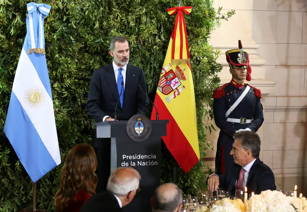 Spain's King Felipe claps next to Argentina's President Mauricio Macri during a state dinner at the Centro Cultural Kirchner, in Buenos Aires, Argentina. March 25, 2019. REUTERS/Agustin Marcarian [[[REUTERS VOCENTO]]] SPAIN-ROYALS/ARGENTINA