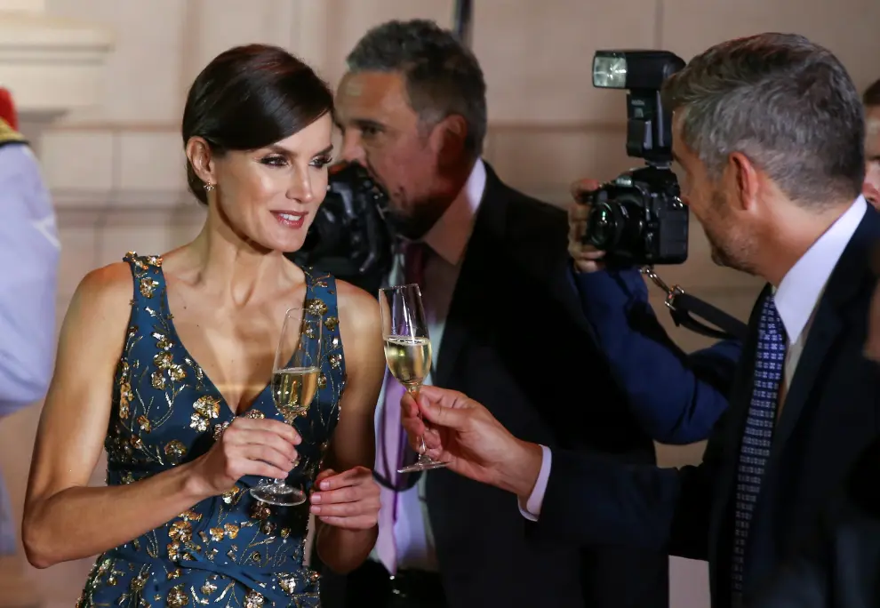 Spain's Queen Letizia and Spain's King Felipe toast during a state dinner at the Centro Cultural Kirchner, in Buenos Aires, Argentina. March 25, 2019. REUTERS/Agustin Marcarian [[[REUTERS VOCENTO]]] SPAIN-ROYALS/ARGENTINA