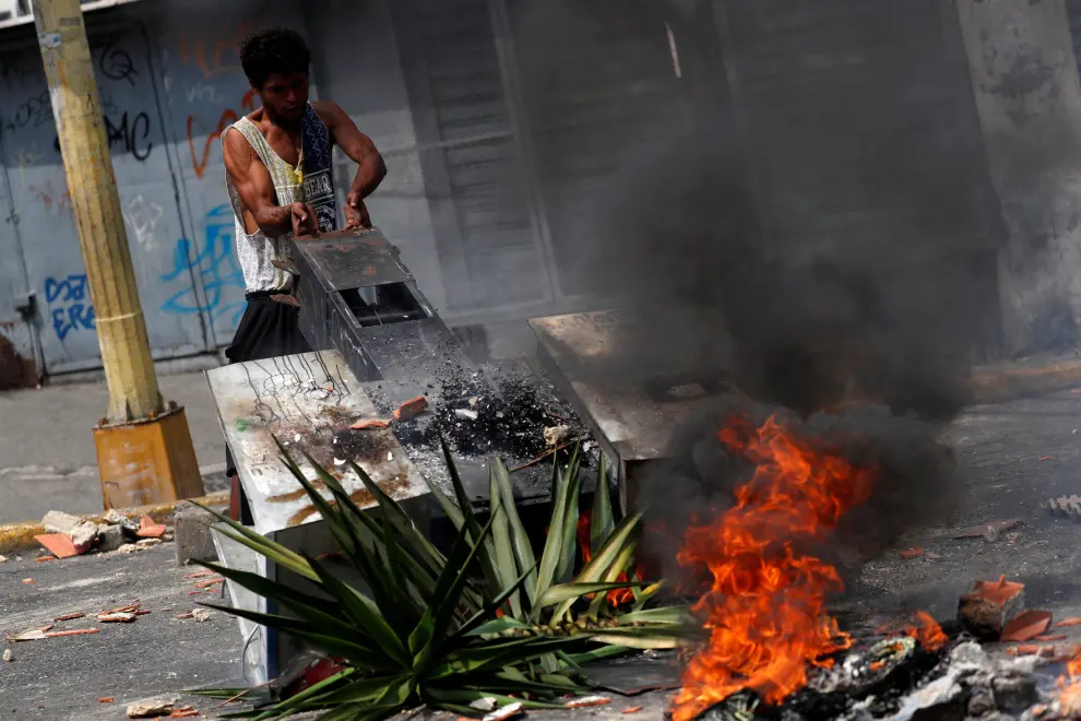 A demonstrator lights a fire barricade at a protest against the government of Venezuelan President Nicolas Maduro in Caracas, Venezuela March 31, 2019. REUTERS/Carlos Garcia Rawlins [[[REUTERS VOCENTO]]] VENEZUELA-POLITICS/