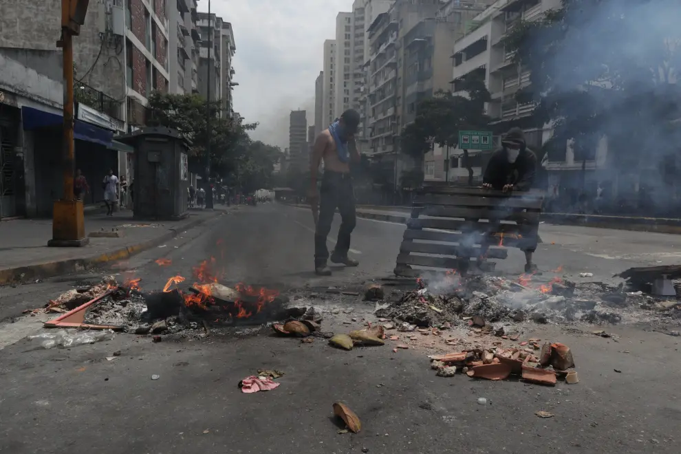 A demonstrator sets up a fire barricade at a protest against the government of Venezuelan President Nicolas Maduro in Caracas, Venezuela March 31, 2019. REUTERS/Carlos Garcia Rawlins [[[REUTERS VOCENTO]]] VENEZUELA-POLITICS/