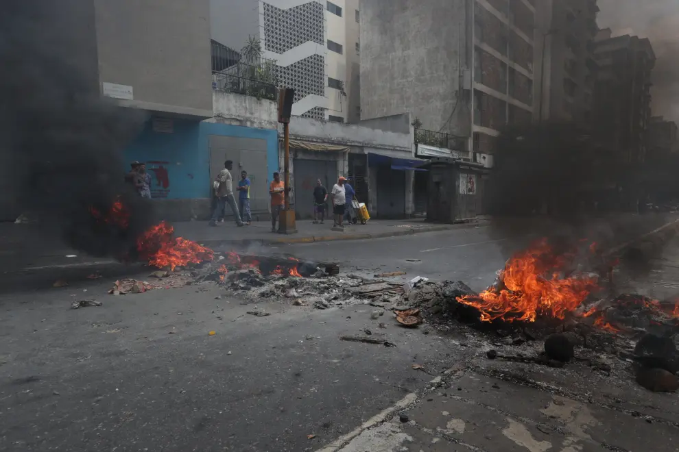 A demonstrator sets up a fire barricade at a protest against the government of Venezuelan President Nicolas Maduro in Caracas, Venezuela March 31, 2019. REUTERS/Carlos Garcia Rawlins [[[REUTERS VOCENTO]]] VENEZUELA-POLITICS/