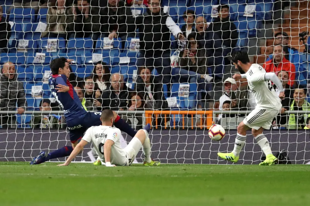 Soccer Football - La Liga Santander - Real Madrid v SD Huesca - Santiago Bernabeu, Madrid, Spain - March 31, 2019   Real Madrid's Isco scores their first goal    REUTERS/Juan Medina [[[REUTERS VOCENTO]]] SOCCER-SPAIN-MAD-HUE/