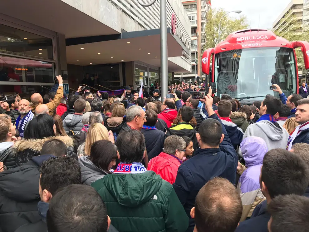 La SD Huesca abandona el hotel para ir al Bernabéu.