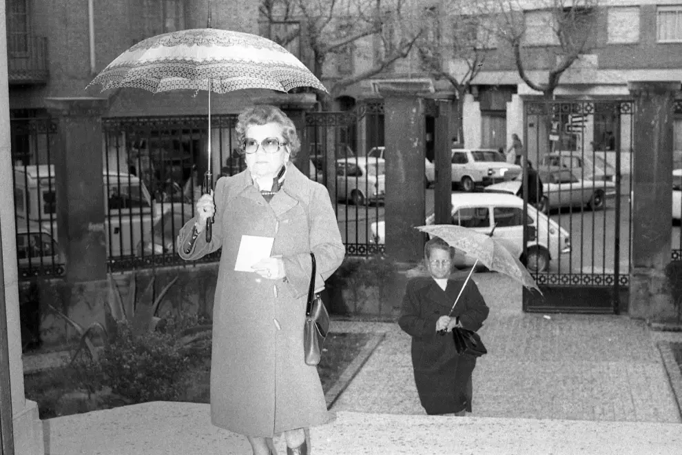 Dos mujeres, papeleta en mano, acuden a votar en su colegio electoral el 3 de abril de 1979