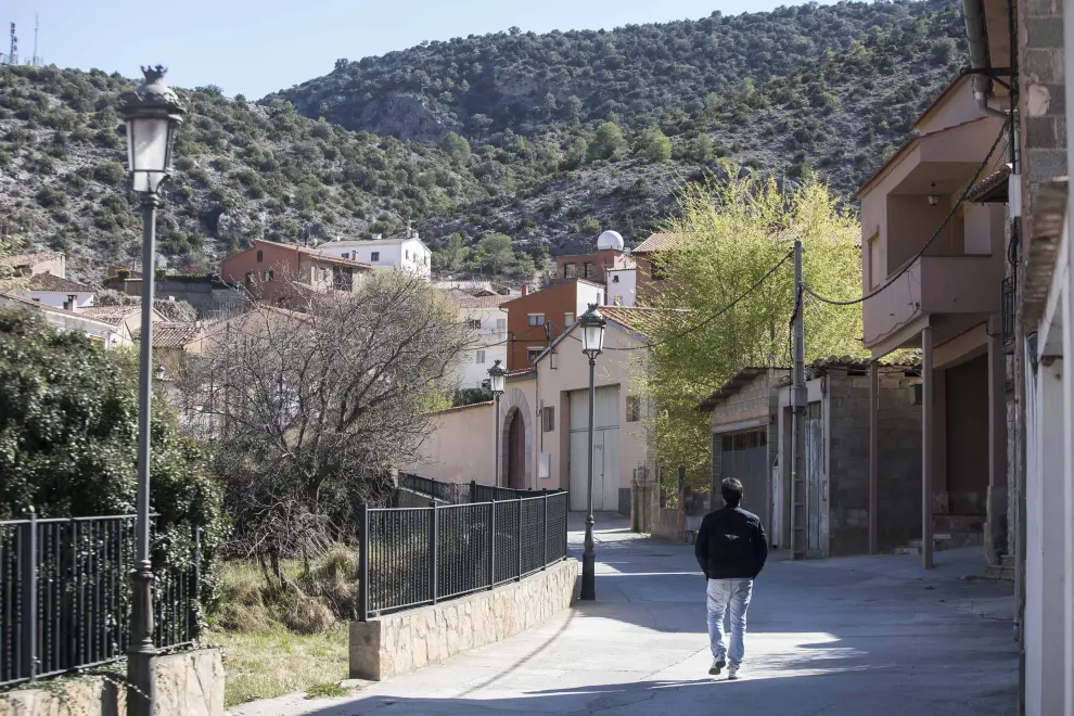 Para llegar a esta localidad en el sur de Teruel hay que pasar en algún momento por Valencia o Cuenca; la apuesta local es el turismo de naturaleza, con los Estrechos del río Ebrón como joya.