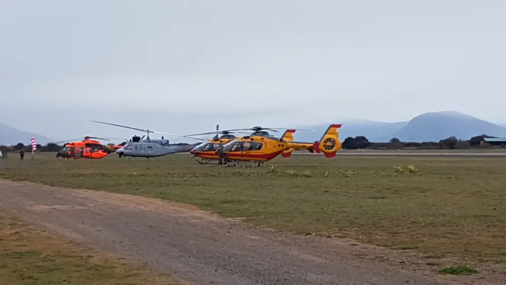 Helicópteros de varios Ejércitos estaban preparados para la supuesta evacuación de heridos del simulacro.