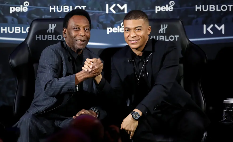 French soccer player Kylian Mbappe and Brazilian soccer legend Pele pose ahead of their meeting in Paris, France April 2, 2019. REUTERS/Christian Hartmann [[[REUTERS VOCENTO]]] SOCCER-FRANCE/MBAPPE-PELE