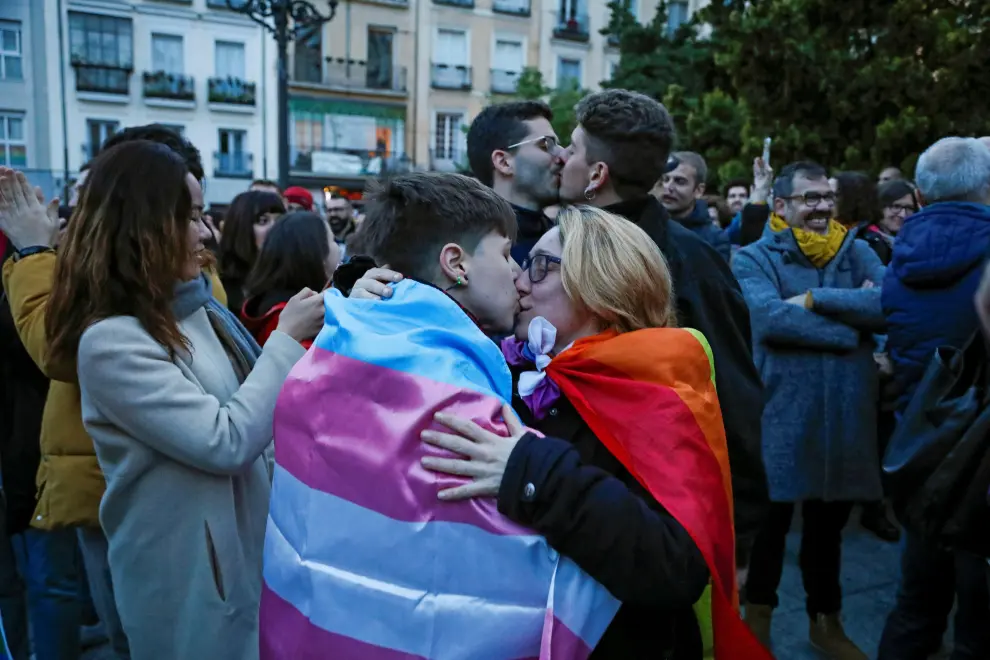 'Besada' en Madrid para denunciar que el amor "no se cura".